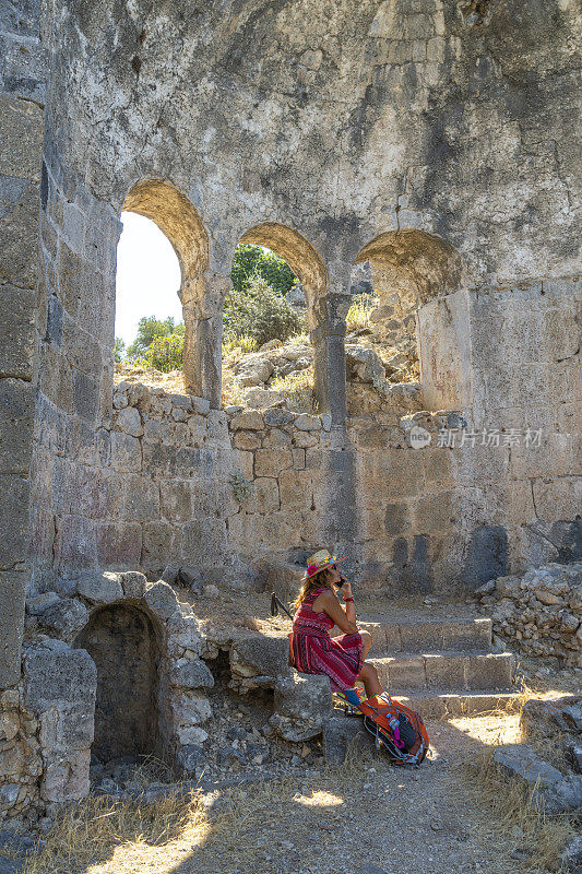 坐在古老教堂里的女人。来自Ölüdeniz, Fethiye，土耳其。